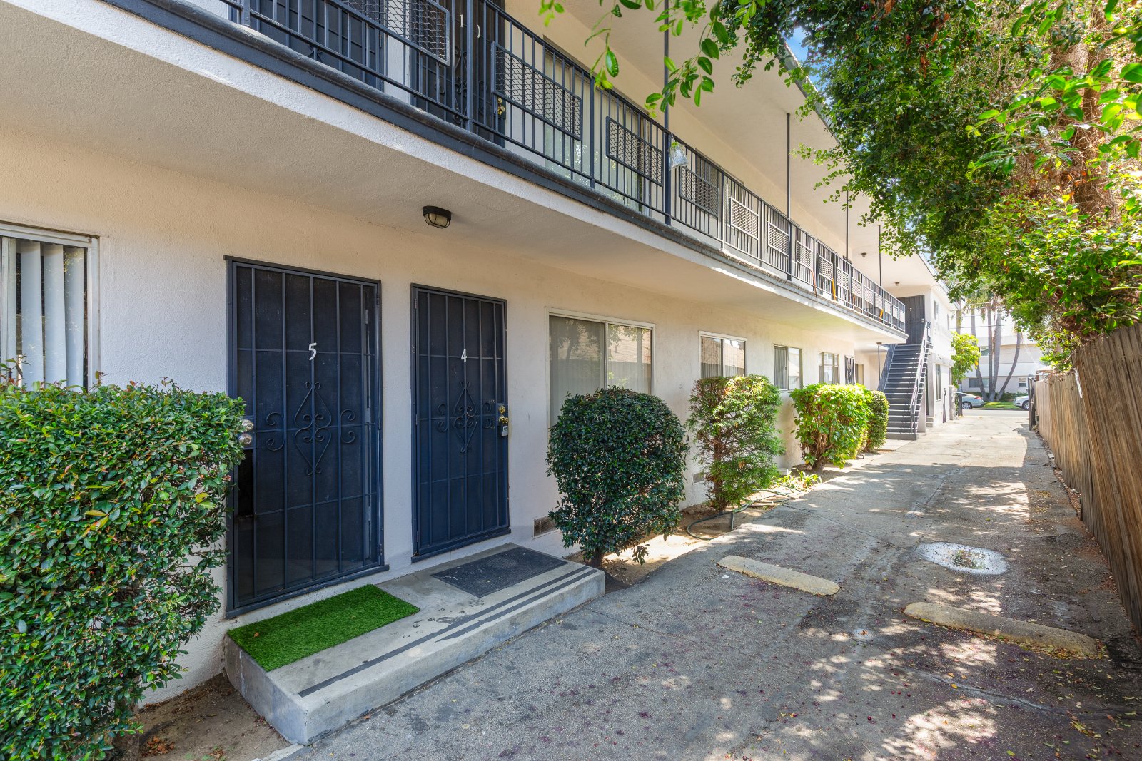 531 W Hyde Park Blvd thumbnail 3
