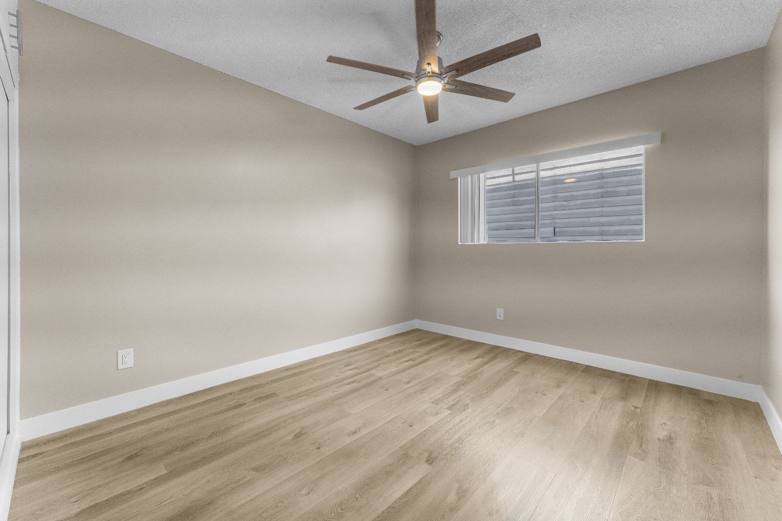 531 W Hyde Park Blvd thumbnail 6
