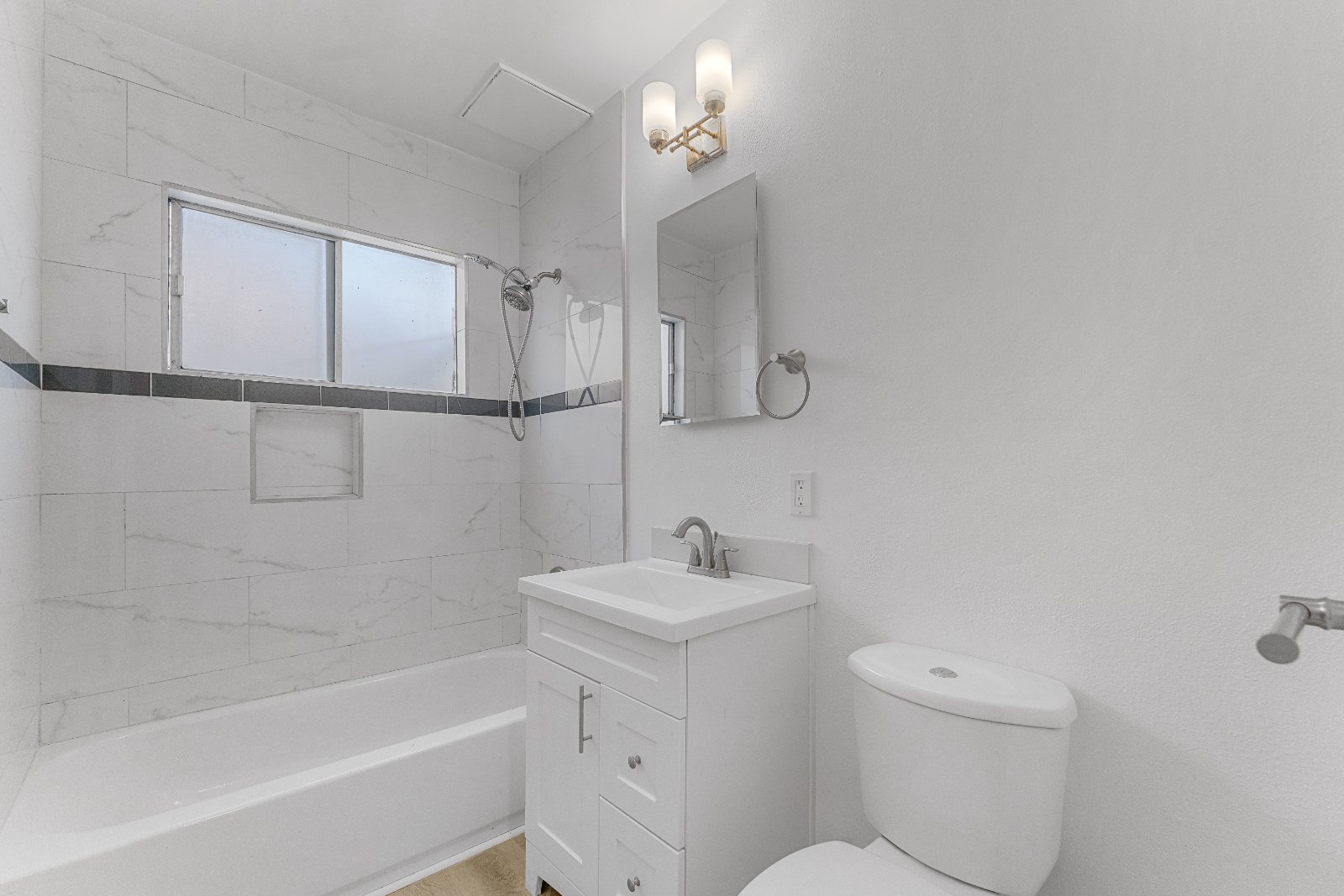 531 W Hyde Park Blvd thumbnail 7