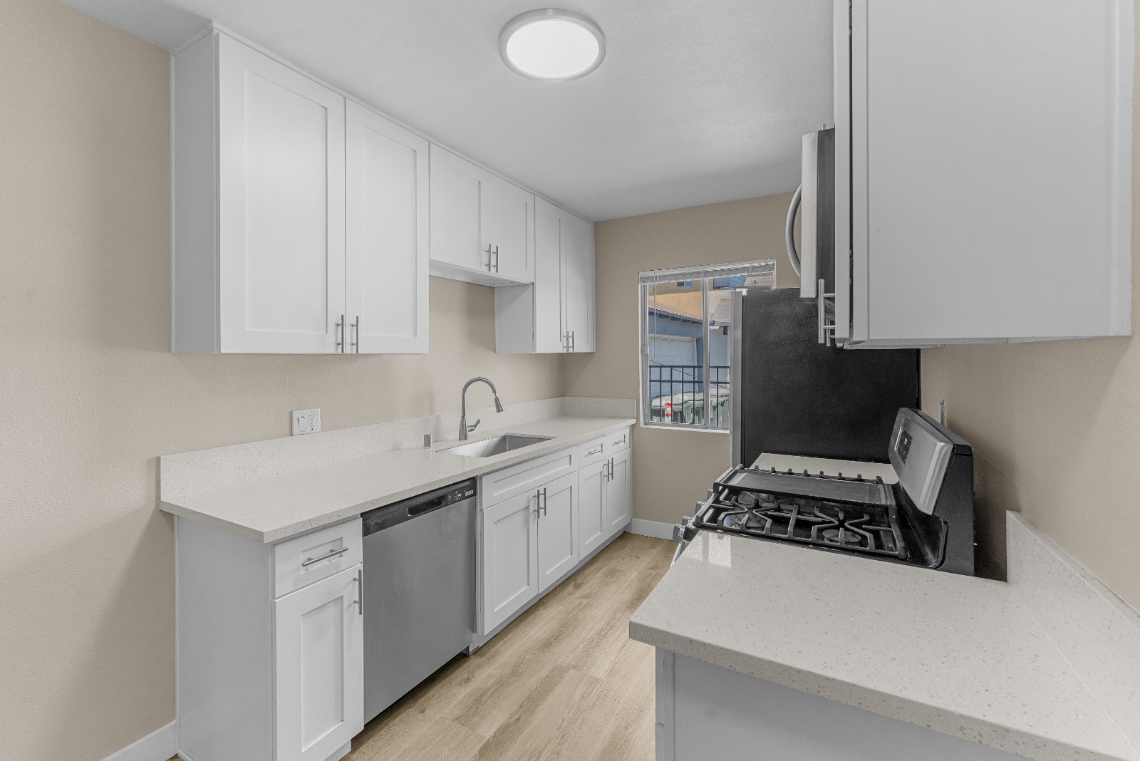 531 W Hyde Park Blvd thumbnail 9
