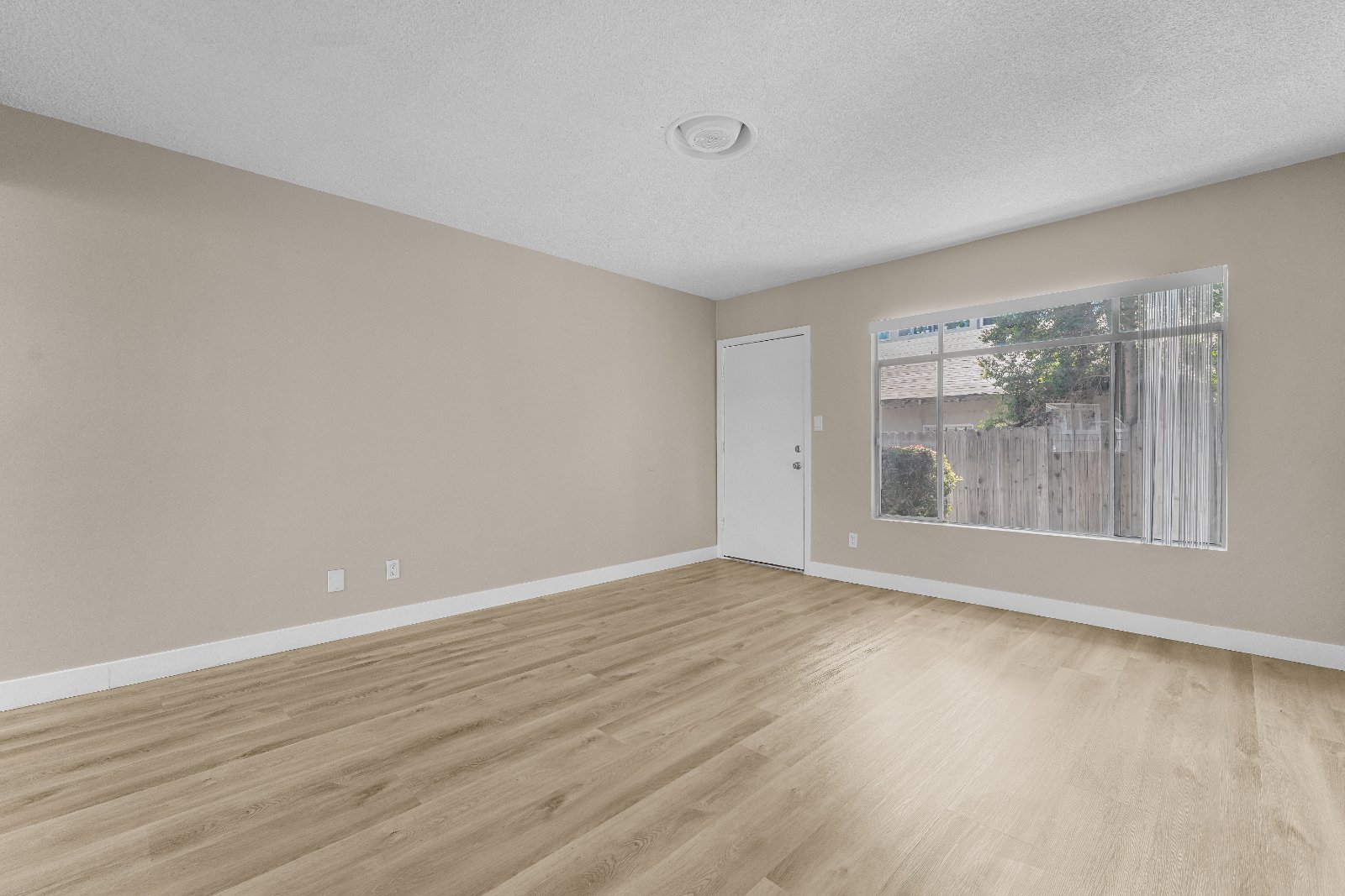 531 W Hyde Park Blvd thumbnail 11