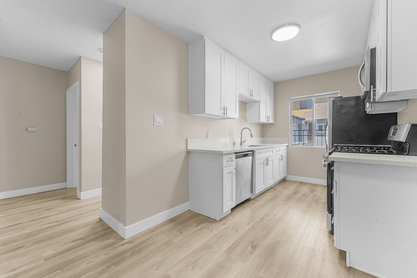531 W Hyde Park Blvd thumbnail 8