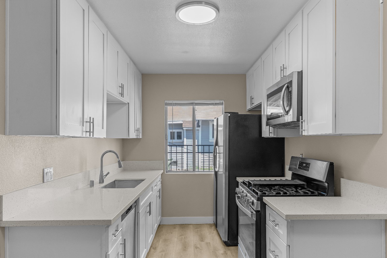 531 W Hyde Park Blvd thumbnail 4
